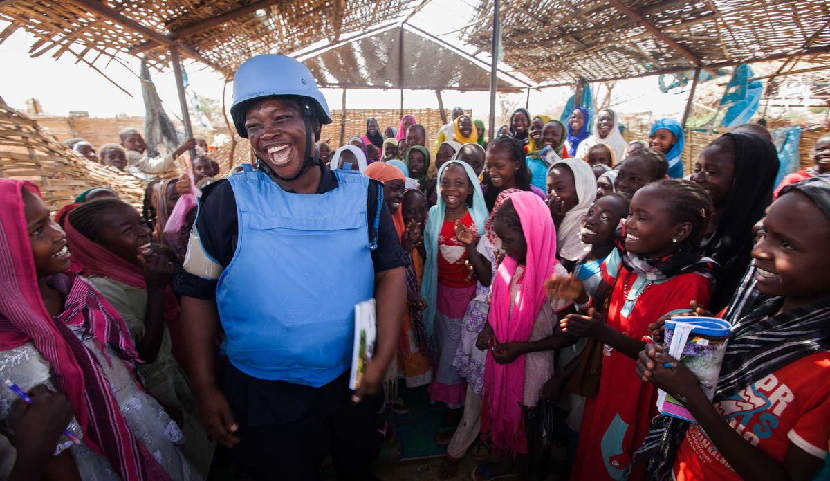UNAMID police officer interacts with children at the school of El Sereif camp for Internally Displaced Persons in Nyala.